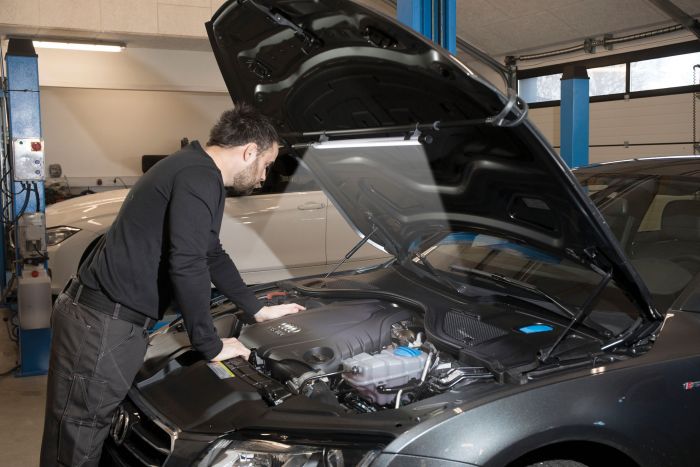 Телескопічна світлодіодна лампа "Scangrip Line Light Bonnet C+R" на акумуляторі, для освітлення підкапотного простору [Скангріп Лайн Лайт Боннет Ц+Р]
